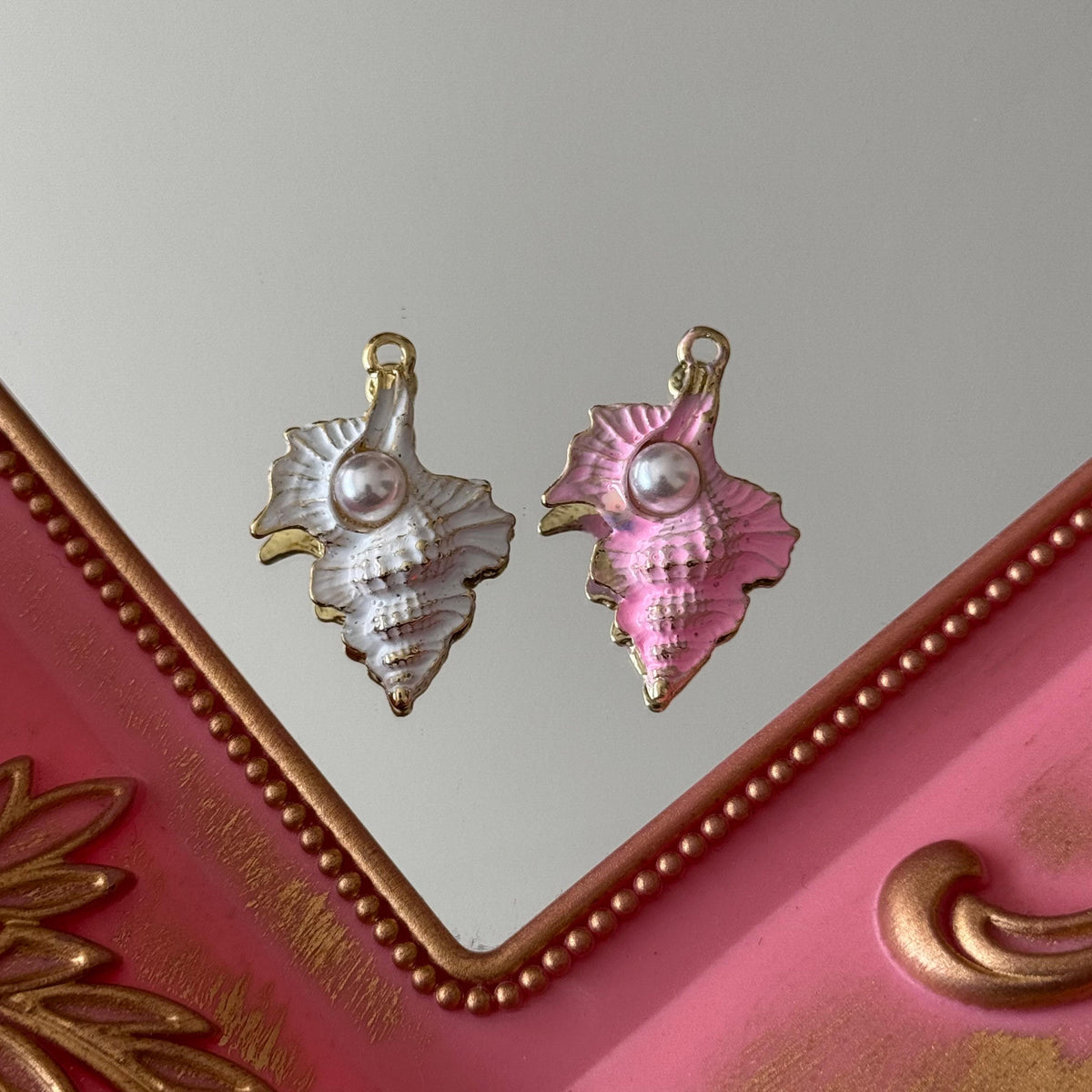 Charm Conchita de Mar Esmaltadas con Perla Baño de oro