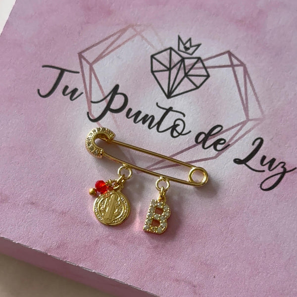 Prendedor San Benito y Cristal Rojo con Letra Personalizada