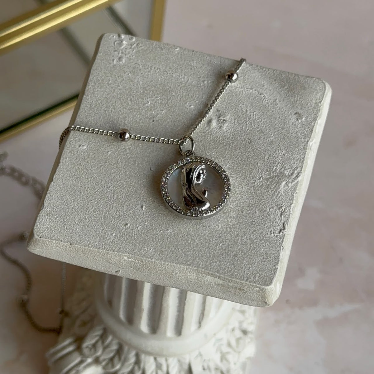 Collar Virgen Niña - Baño de Platino