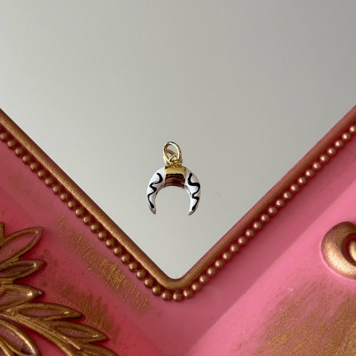 Charm Lunita invertida Esmaltada Baño de oro