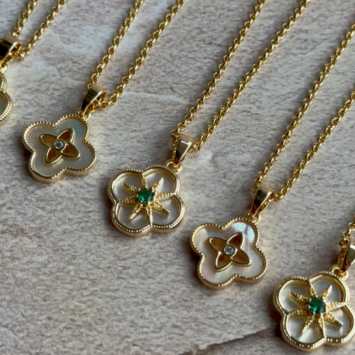 Collar Trébol Nácar Baño de oro