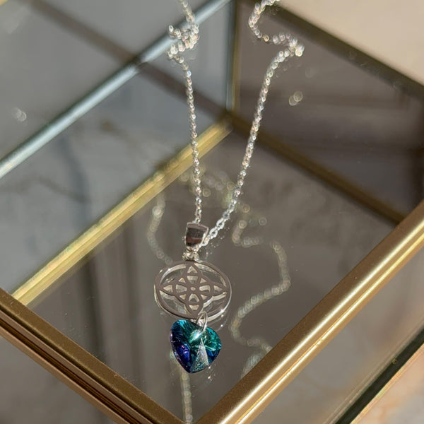 Collar Nudo de Bruja con Corazón Cristal