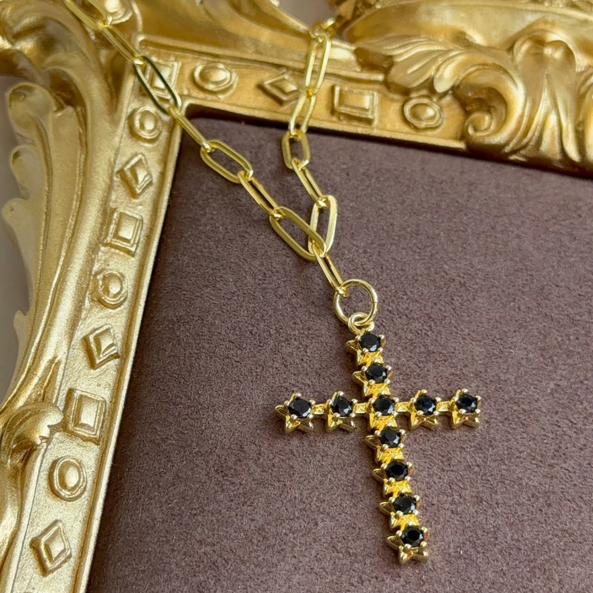 Collar Cruz con Circones Negros