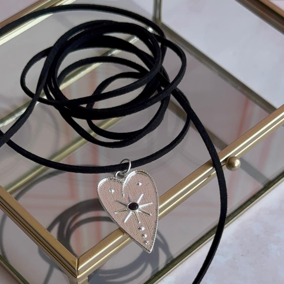 Collar Cuero Gamuzado con Corazón