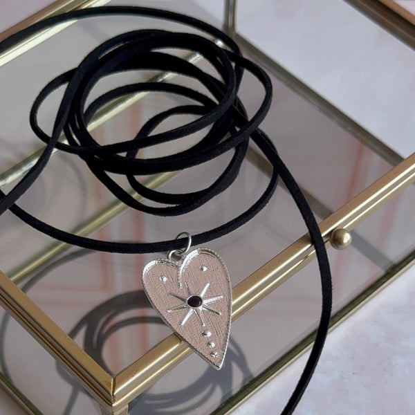 Collar Cuero Gamuzado con Corazón