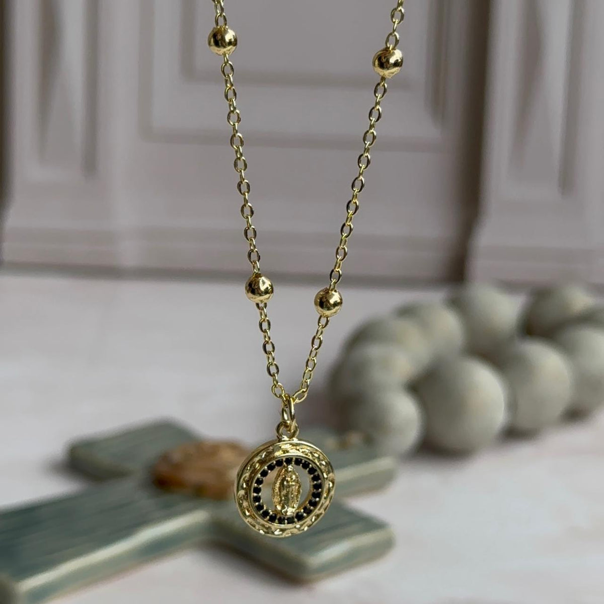 Collar Virgen de Guadalupe Circones Negros