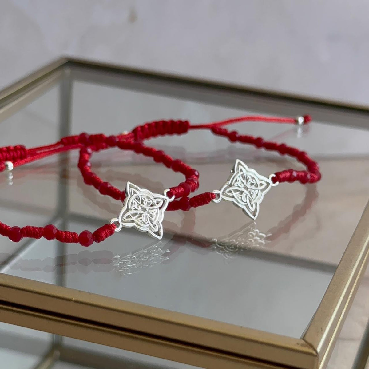 Pulsera Roja con Nudo de Bruja
