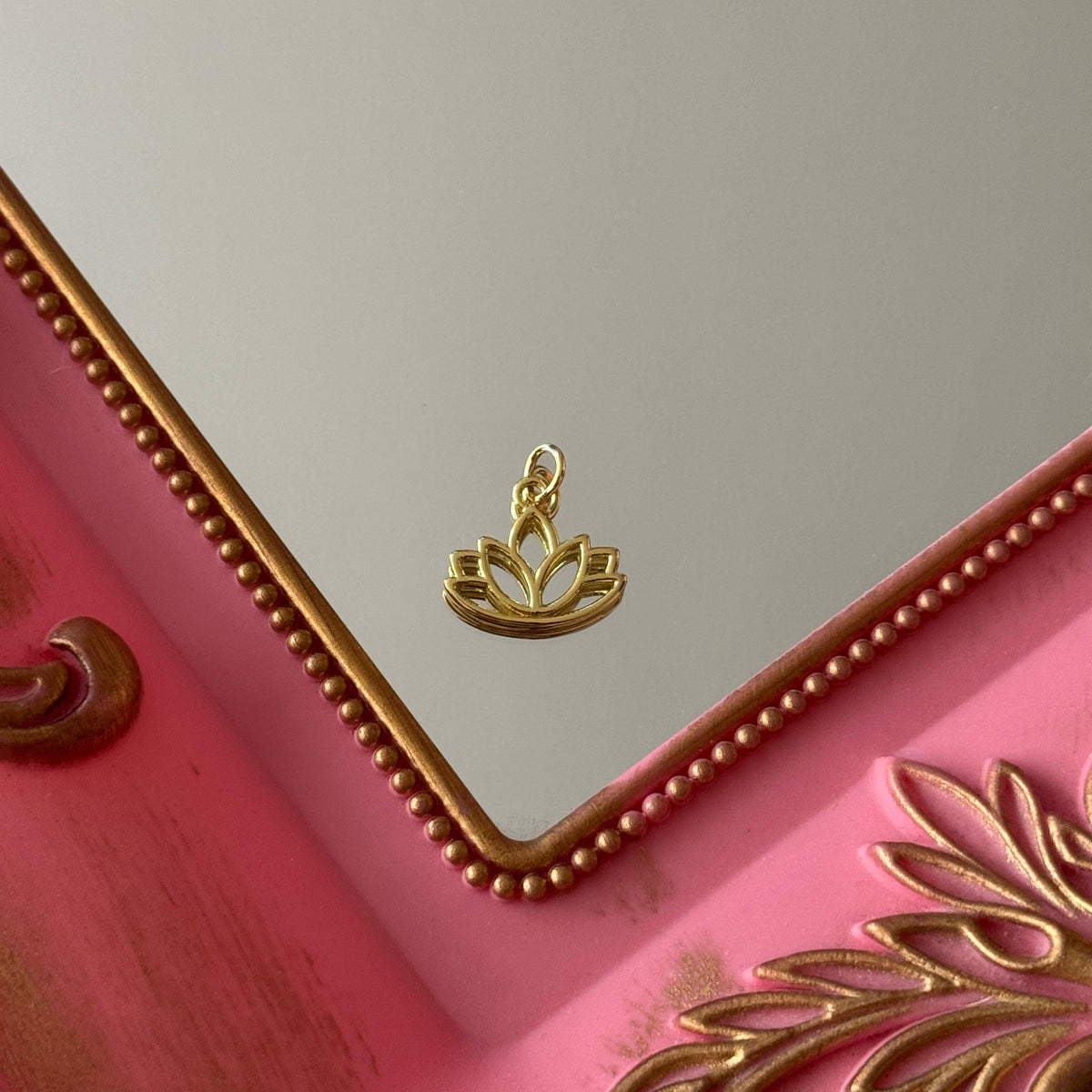Charm Flor de Loto Baño de oro
