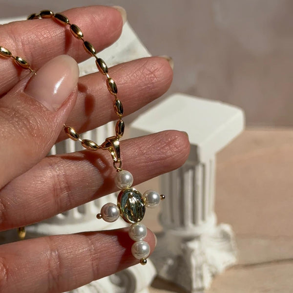 Collar Cruz Perlada con Virgen de los Milagros