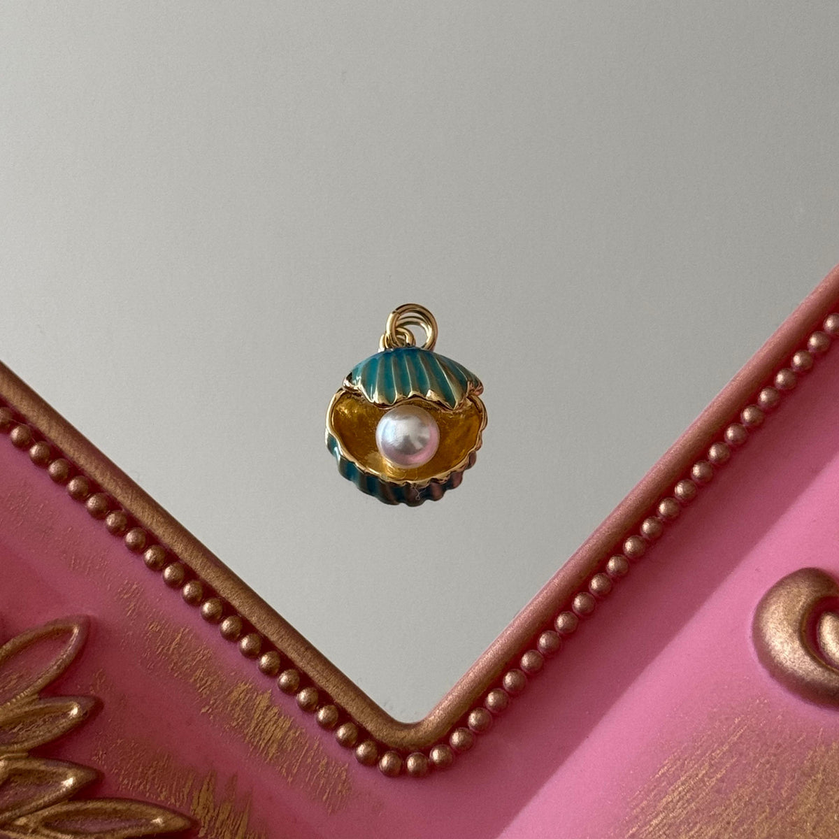 Charm Conchita Esmaltada y Perla Baño de oro