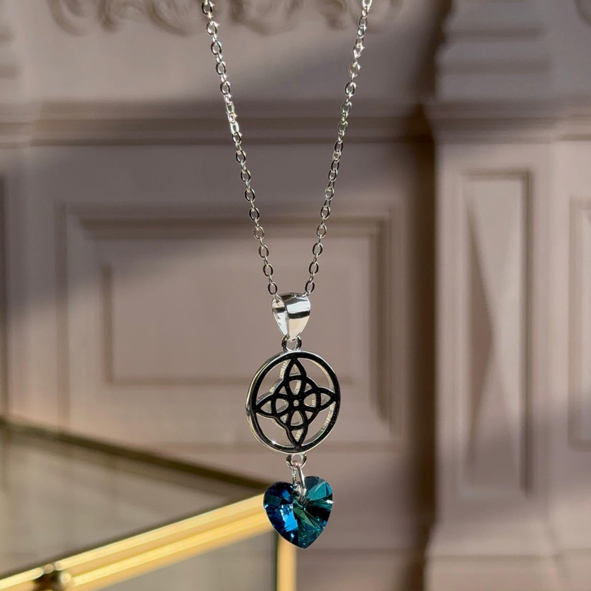 Collar Nudo de Bruja con Corazón Cristal