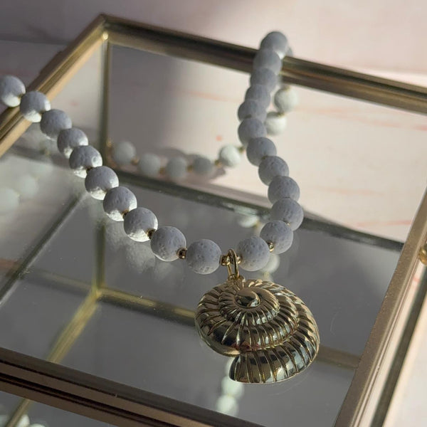 Collar Caracola - Piedras Volcánicas Blanco