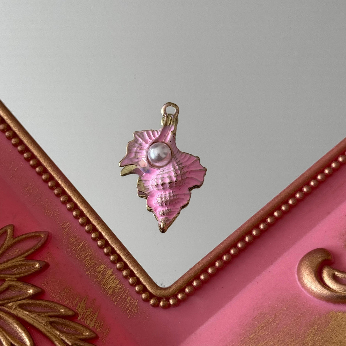 Charm Conchita de Mar Esmaltadas con Perla Baño de oro