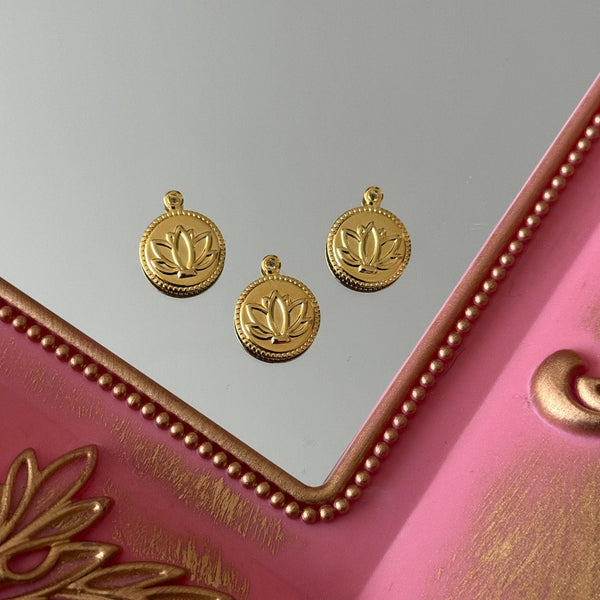 Charm Flor de Loto Baño de oro
