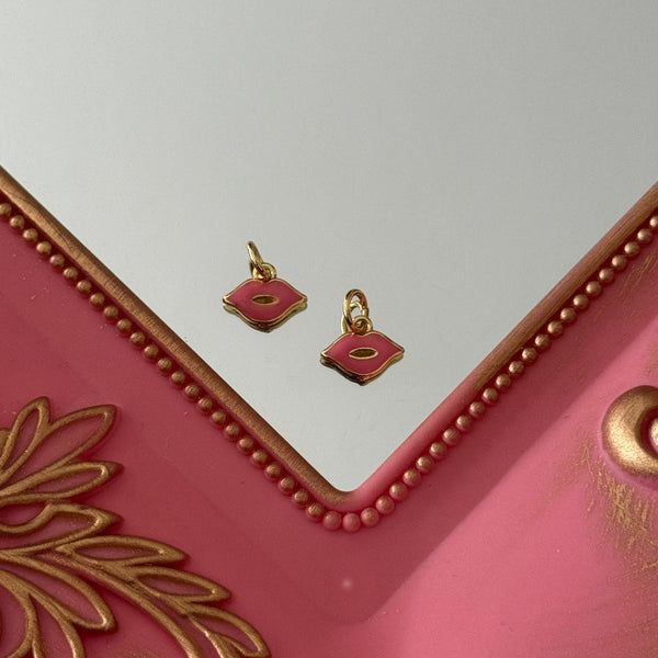 Charm Beso Esmaltado Baño de oro