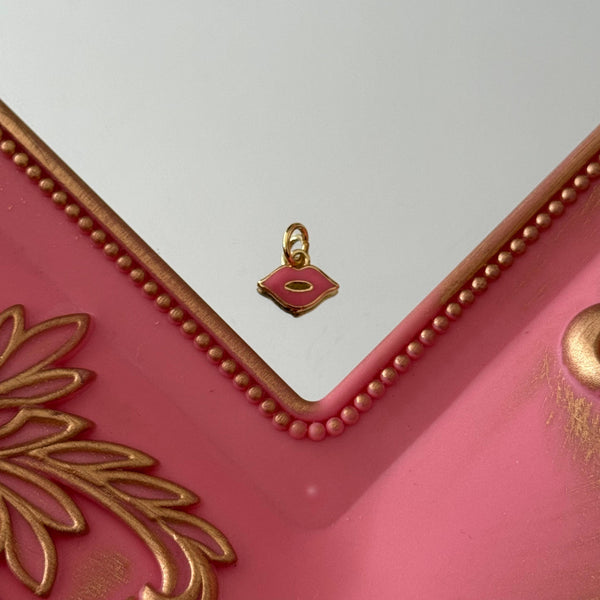 Charm Beso Esmaltado Baño de oro