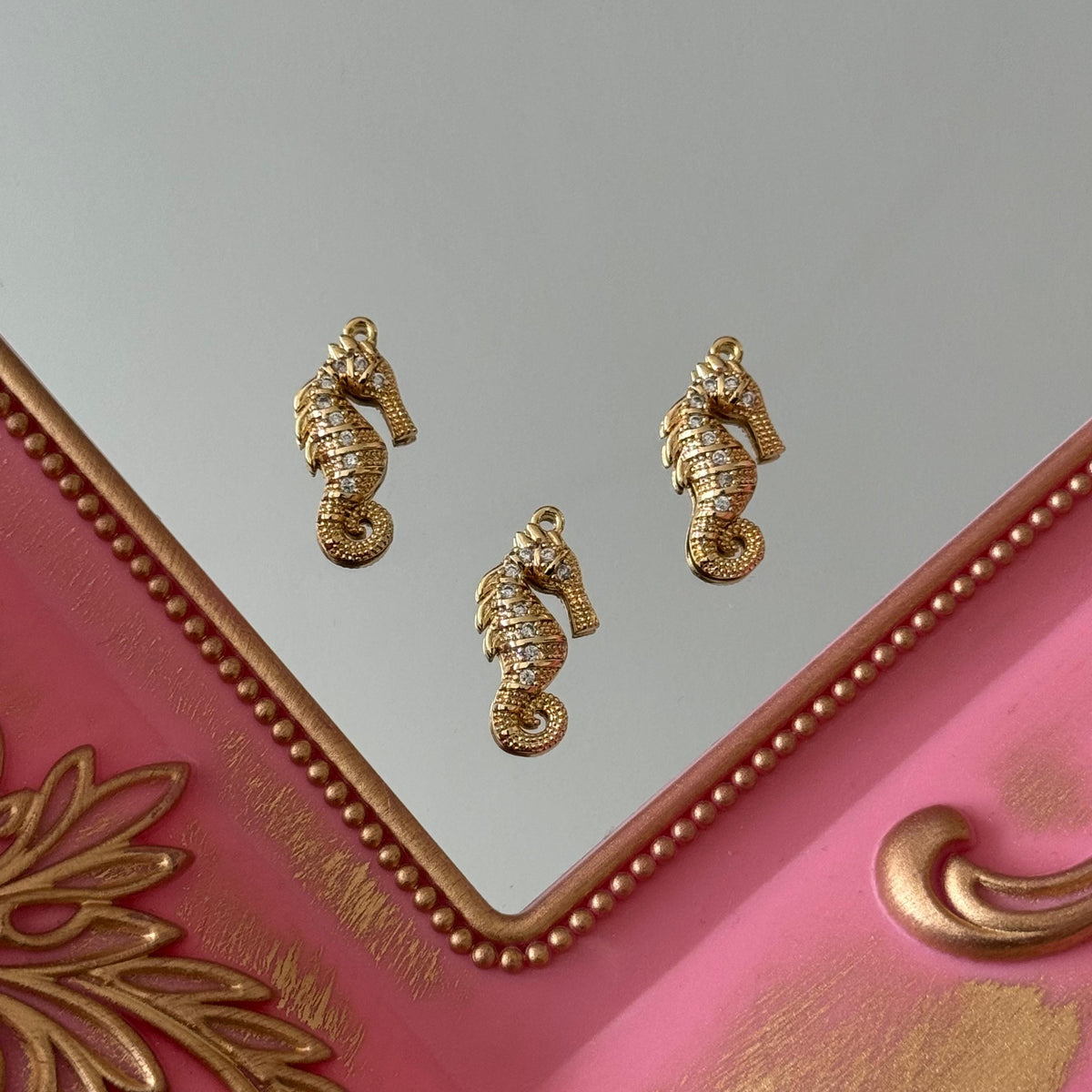 Charm Caballito de Mar Circones Baño de oro