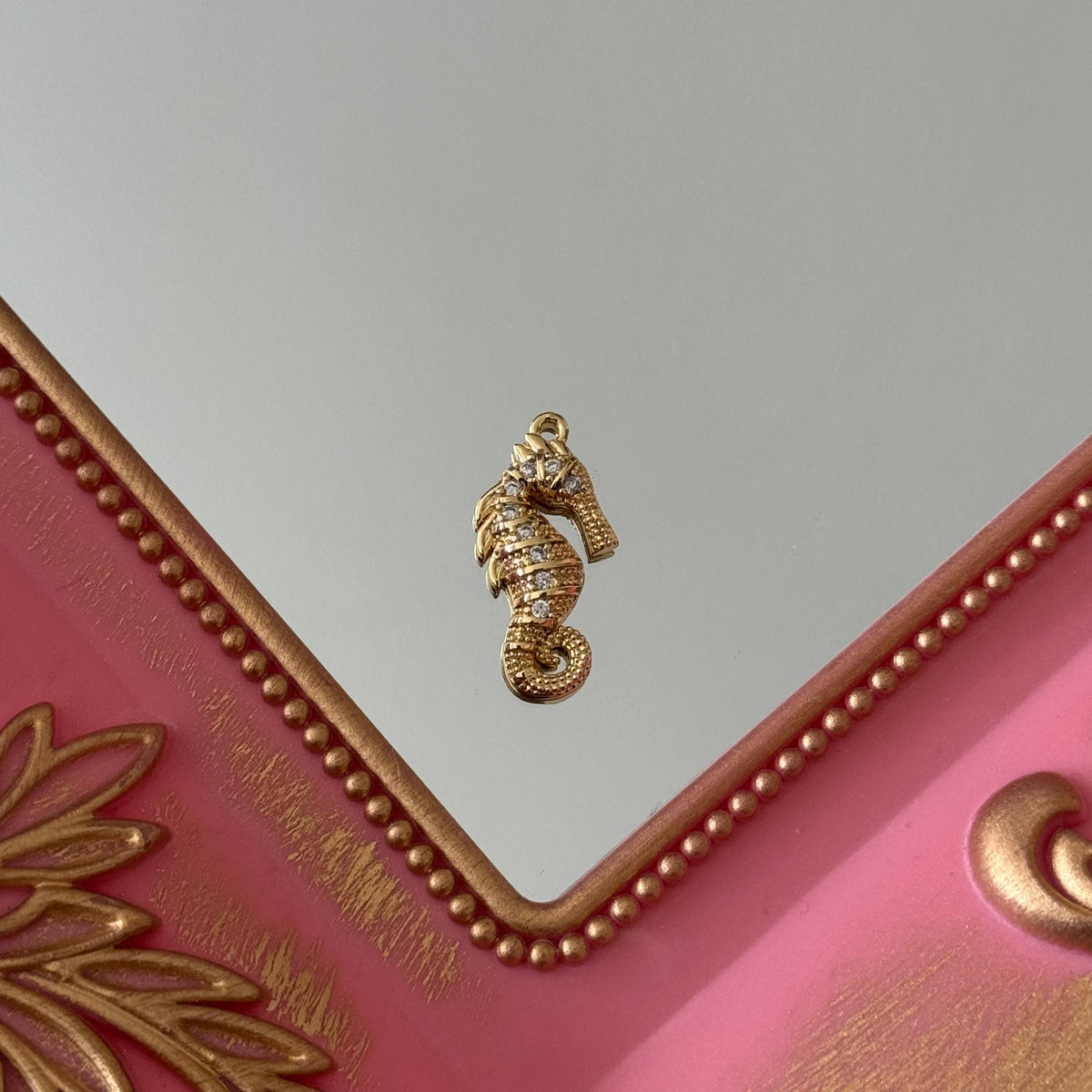Charm Caballito de Mar Circones Baño de oro