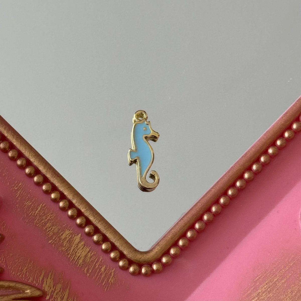 Charm Caballito de Mar Esmaltado Baño de oro