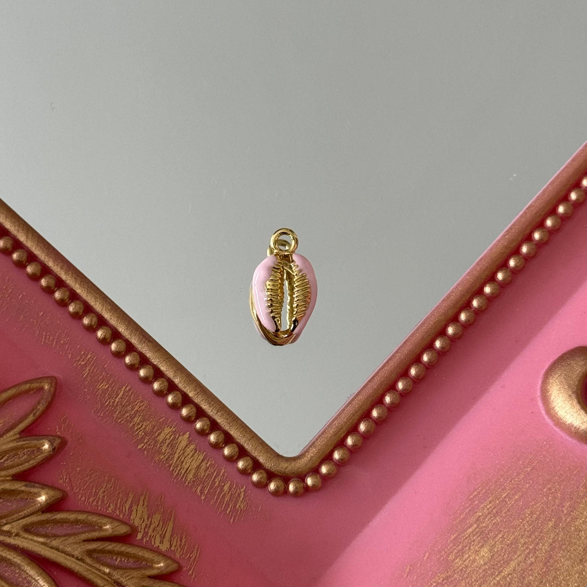 Charm Conchita Esmaltada Baño de oro