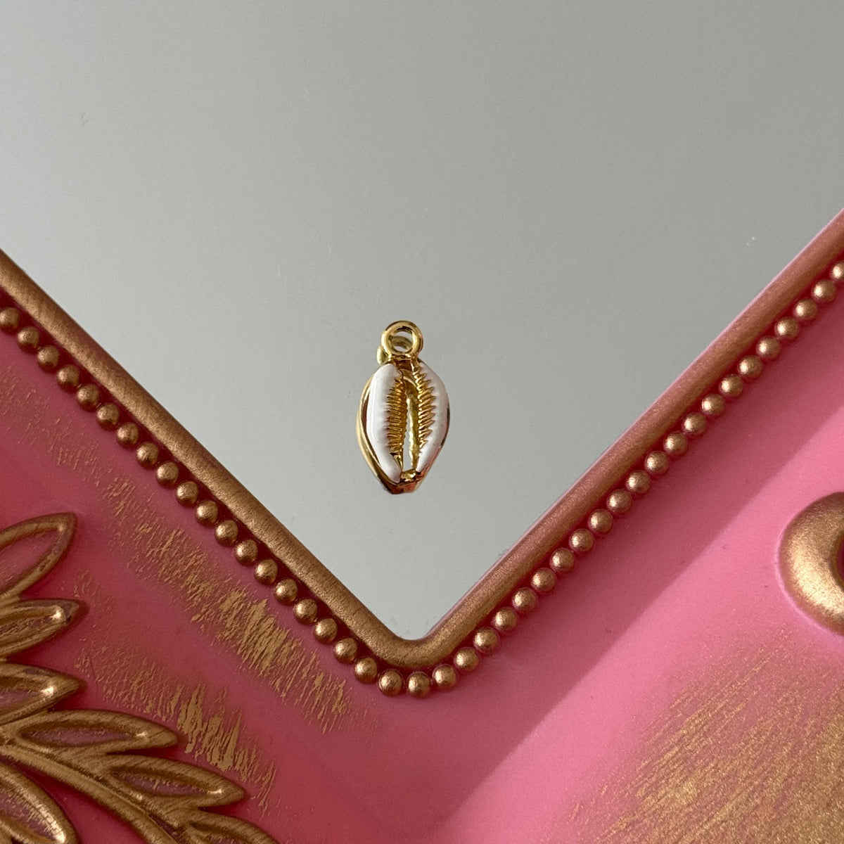 Charm Conchita Esmaltada Baño de oro