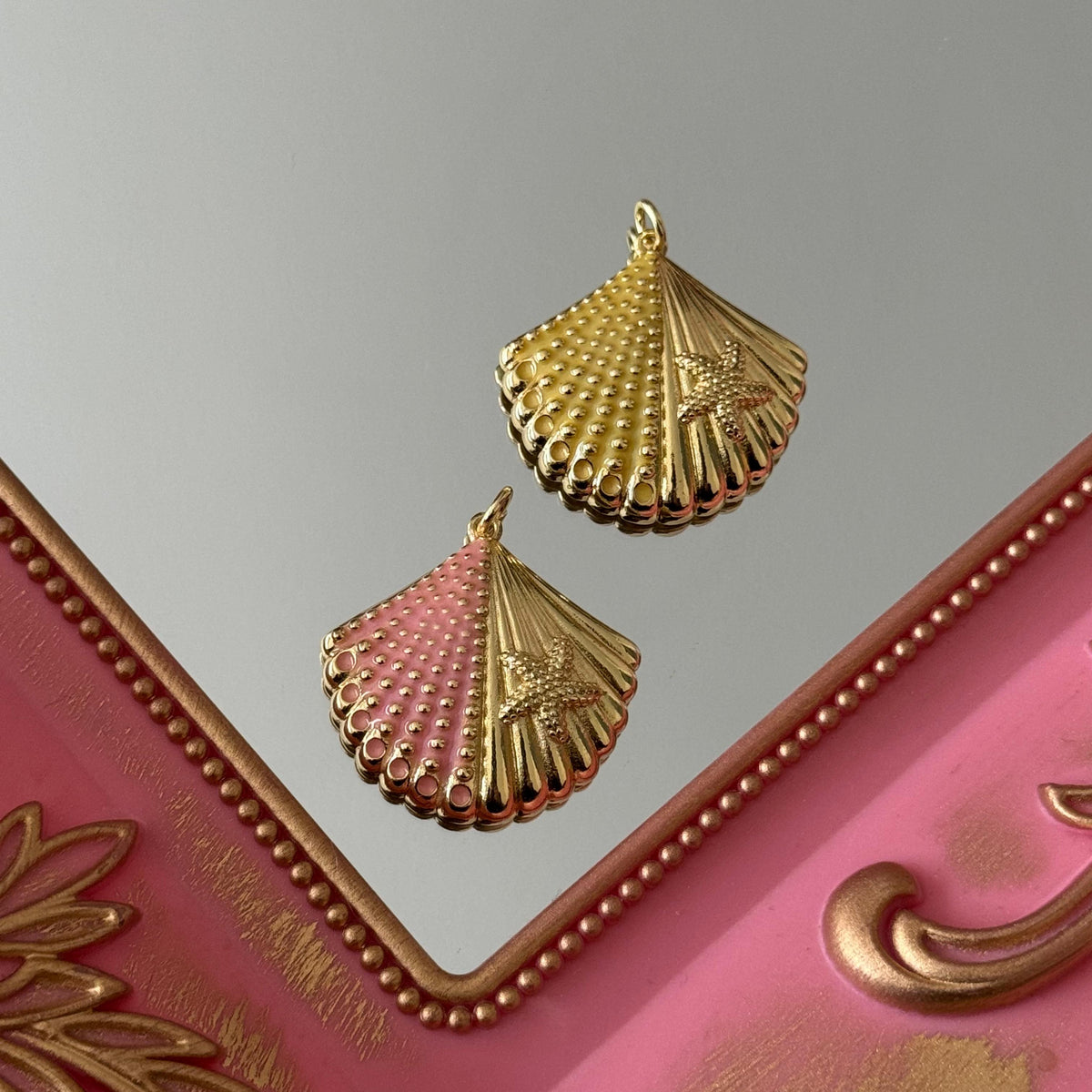 Charm Conchita de Mar Esmaltada Baño de oro