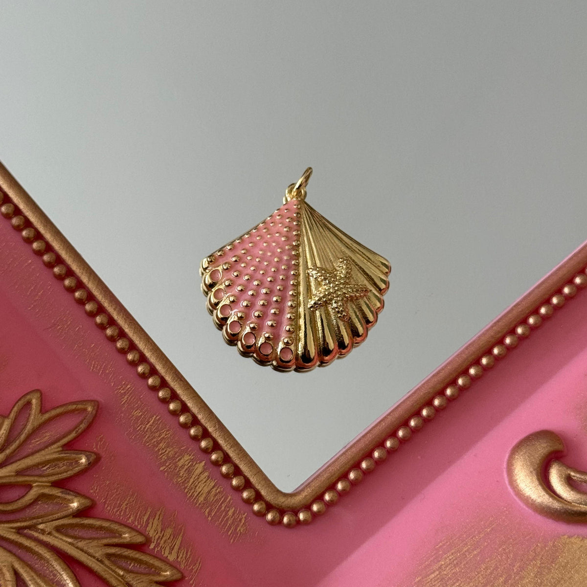Charm Conchita de Mar Esmaltada Baño de oro