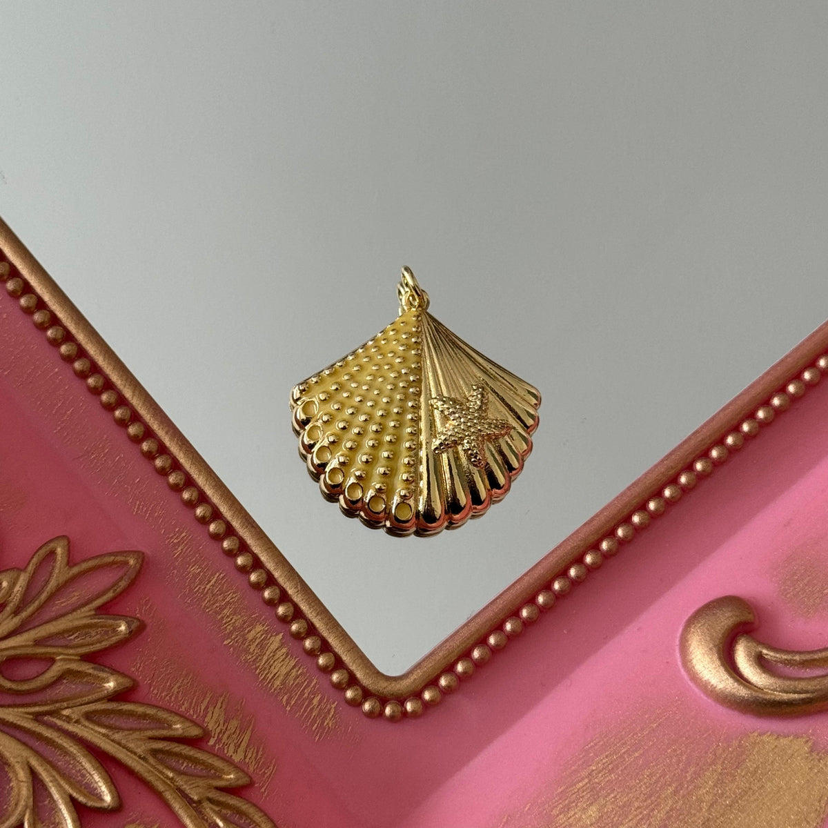 Charm Conchita de Mar Esmaltada Baño de oro