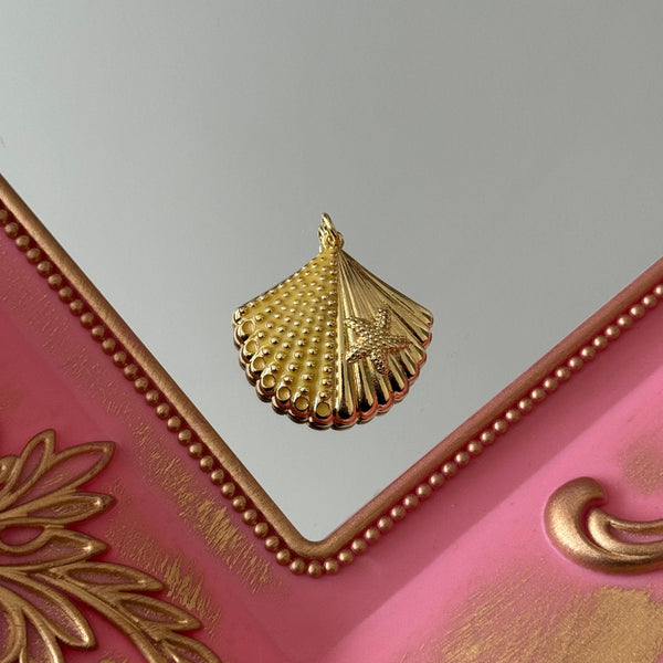 Charm Conchita de Mar Esmaltada Baño de oro