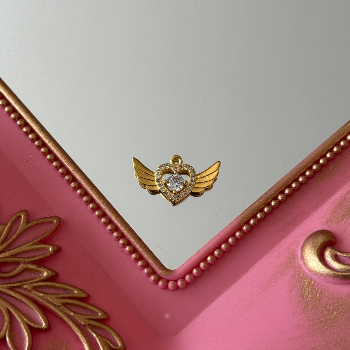 Charm Corazón Alado Circones Baño de oro