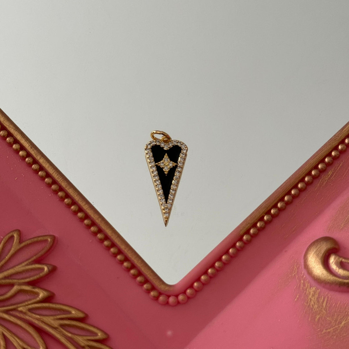 Charm Corazón Circones Esmaltado Negro Baño de oro