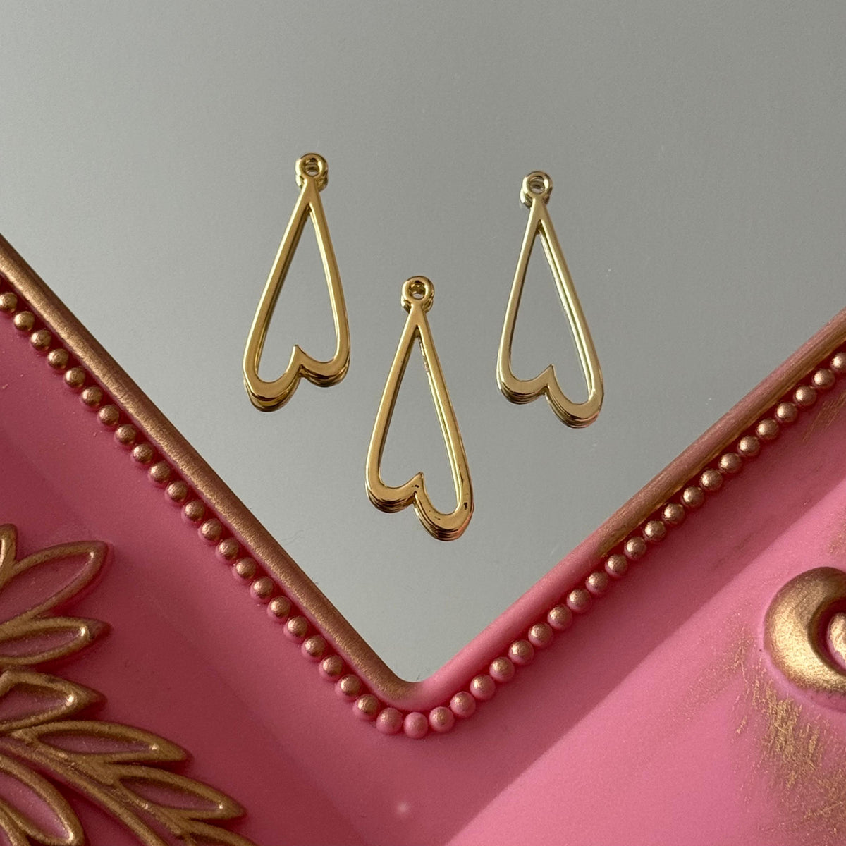 Charm Corazón al Revés Calado Baño de oro