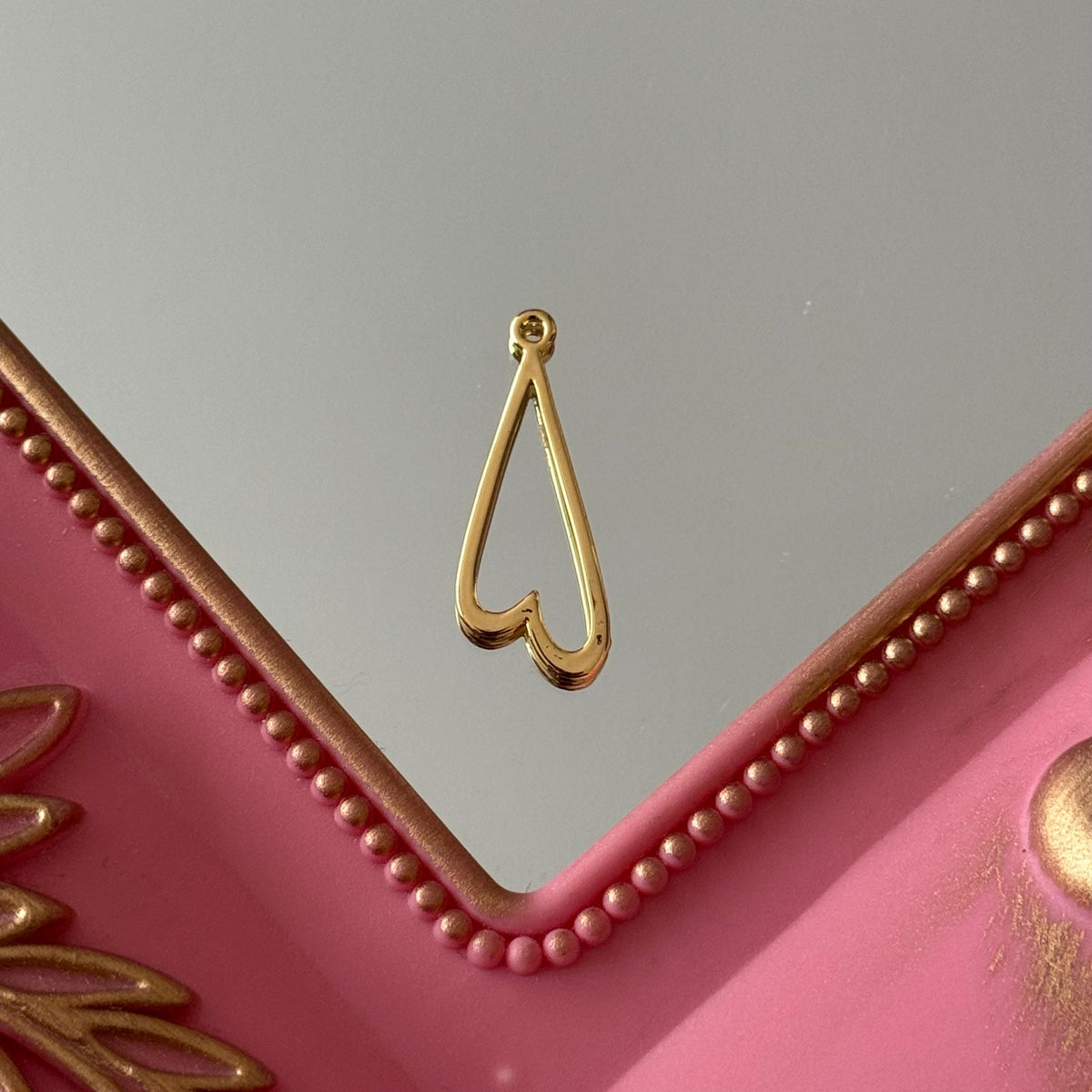 Charm Corazón al Revés Calado Baño de oro