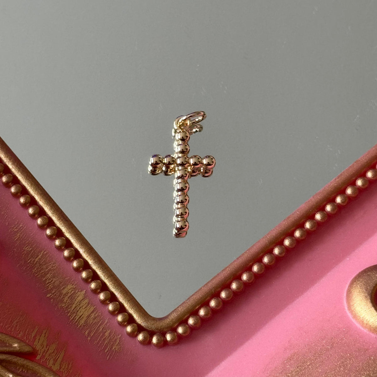 Charm Cruz Esferas Baño de oro