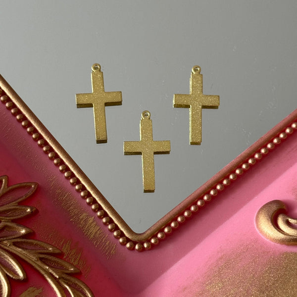 Charm Cruz Satinada Baño de oro