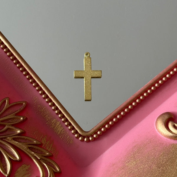 Charm Cruz Satinada Baño de oro