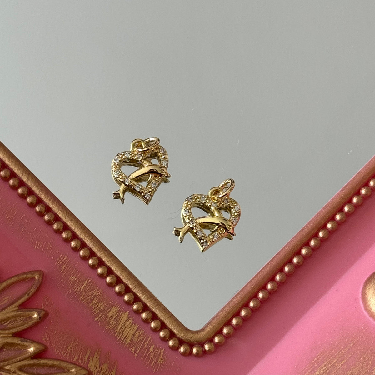 Charm Delfín Corazón Circones Baño de oro