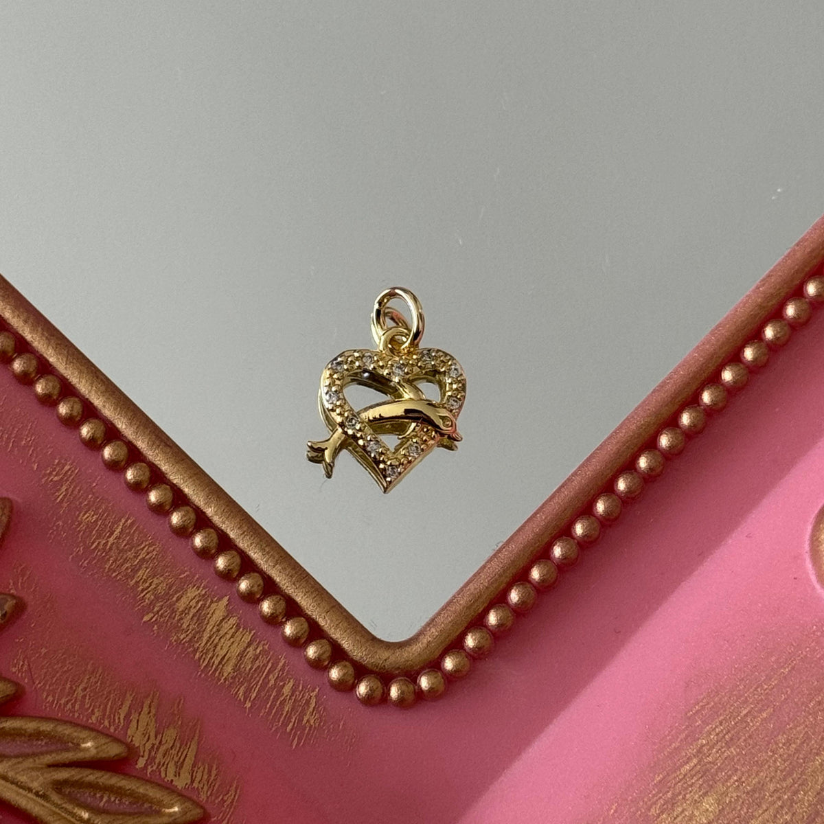 Charm Delfín Corazón Circones Baño de oro
