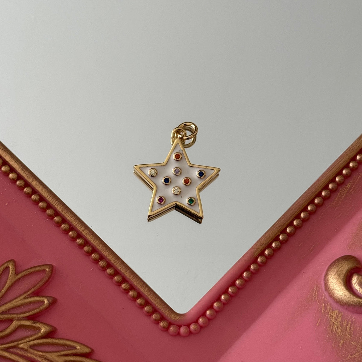Charm Estrella Puntitos Colores Esmaltado Baño de oro