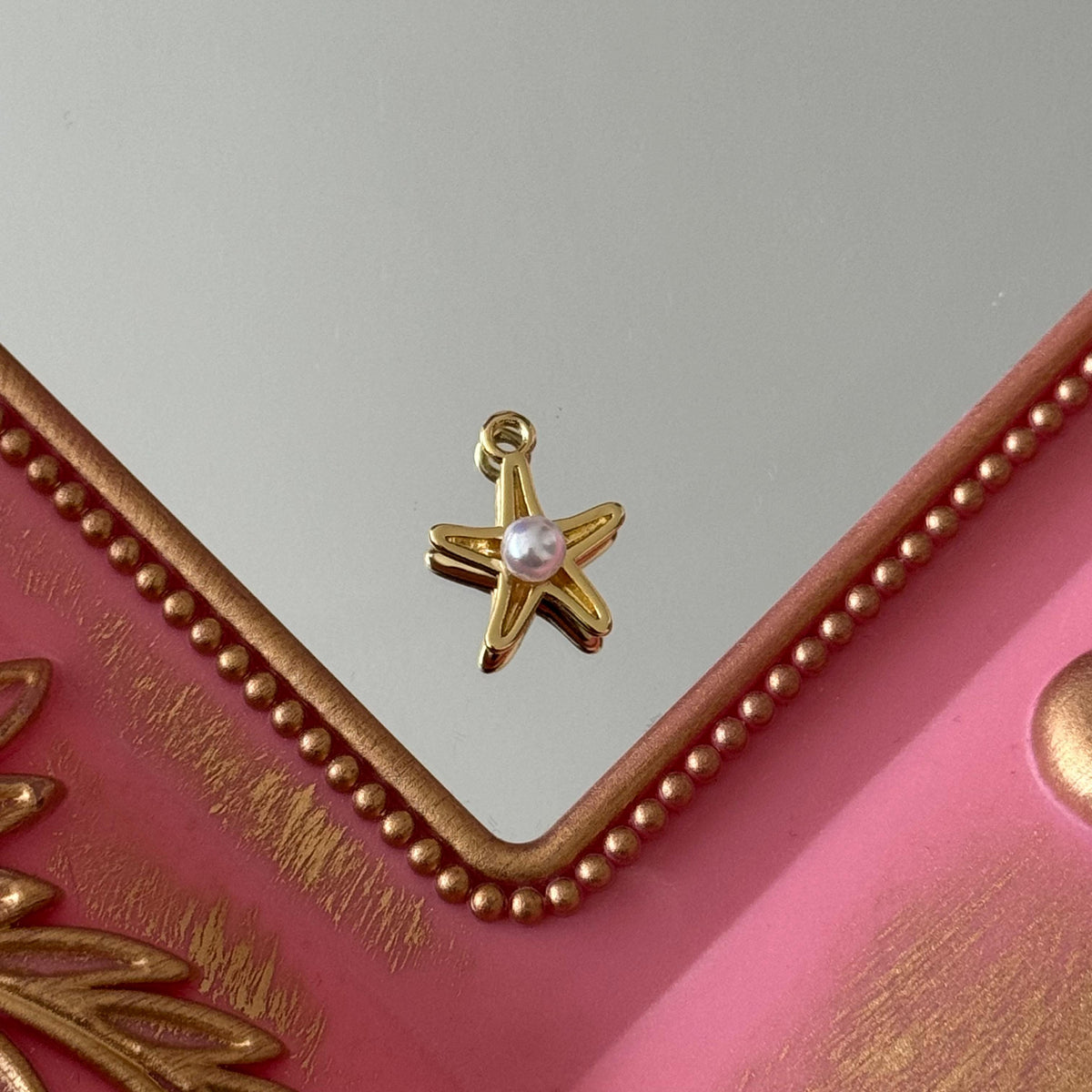 Charm Estrella de Mar y Perla Baño de oro