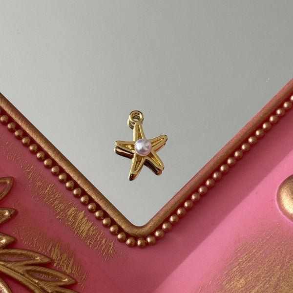 Charm Estrella de Mar y Perla Baño de oro