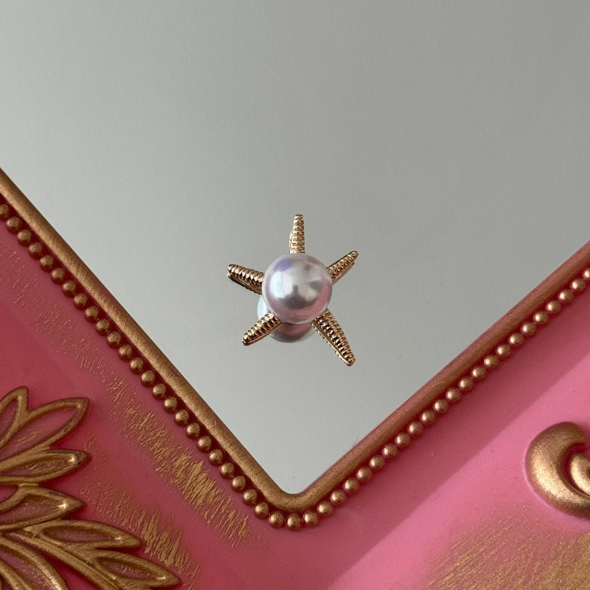 Charm Estrellita de Mar y Perla Baño de oro