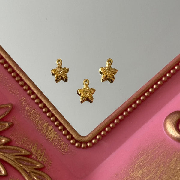 Charm Estrellitas de Mar Relieve Baño de oro