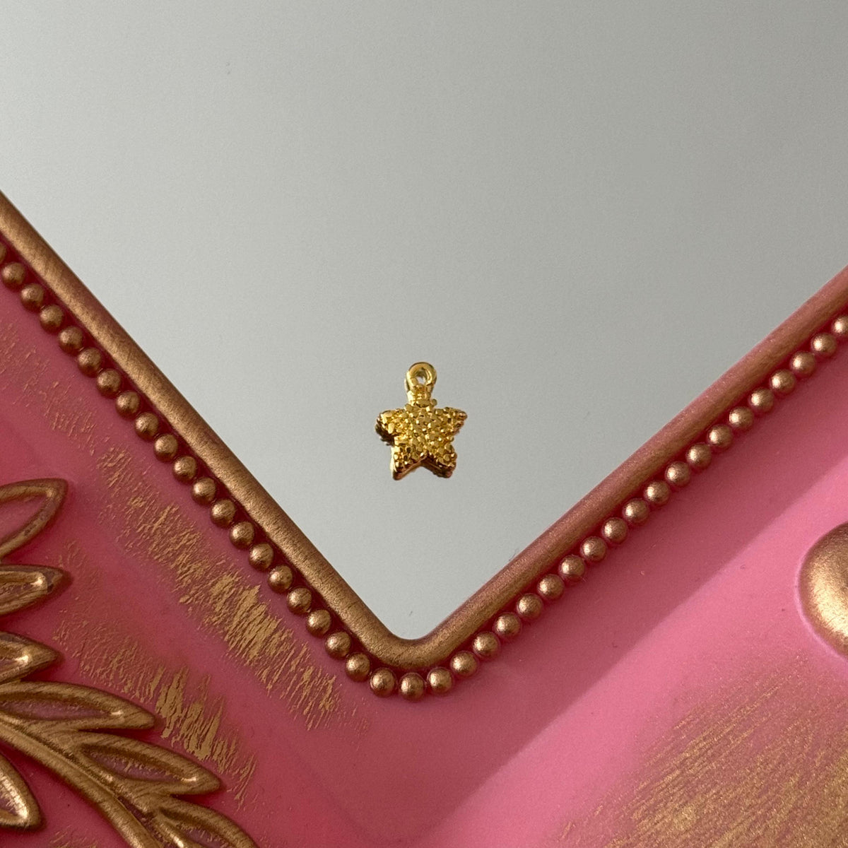 Charm Estrellitas de Mar Relieve Baño de oro