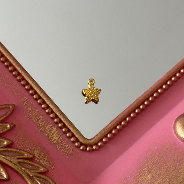 Charm Estrellitas de Mar Relieve Baño de oro