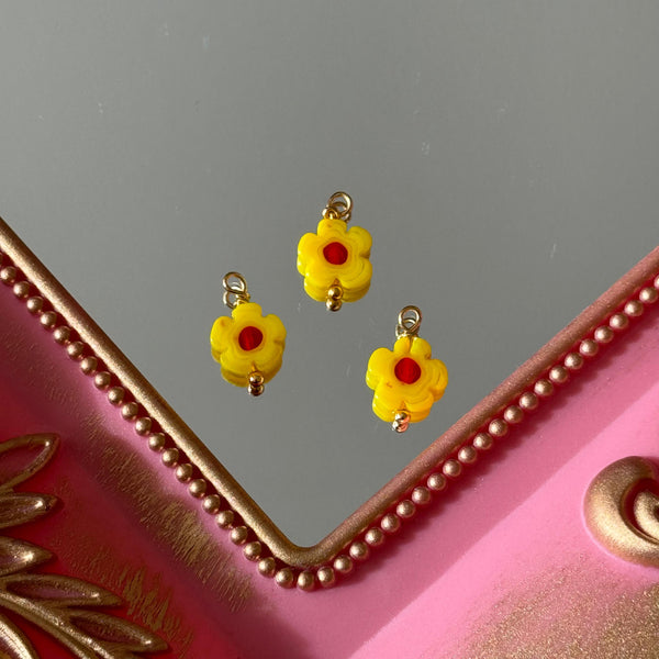 Charm Flor Margarita Amarilla Baño de oro