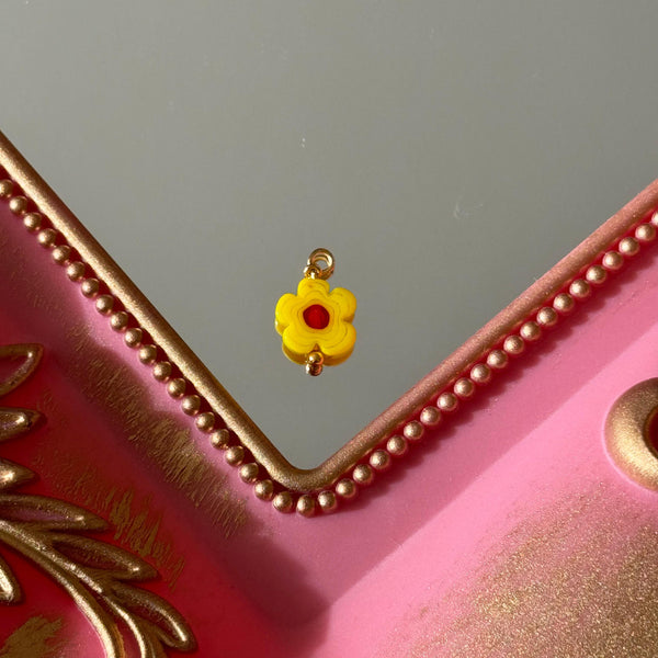 Charm Flor Margarita Amarilla Baño de oro