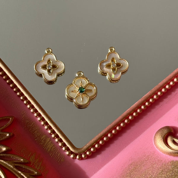Charm Flor Trébol Nácar Baño de oro