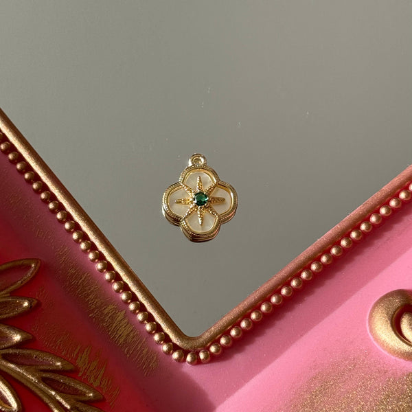 Charm Flor Trébol Nácar Baño de oro