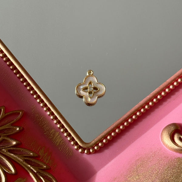 Charm Flor Trébol Nácar Baño de oro